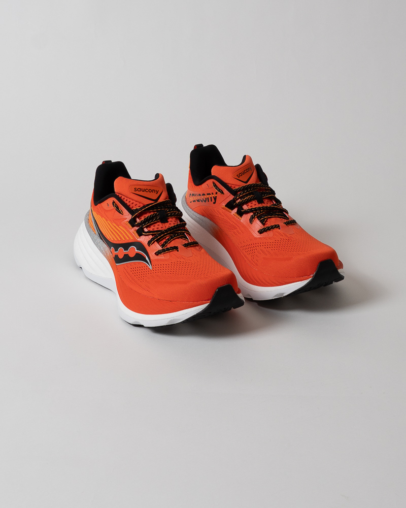 Paires de OSaucony Hurican 24 sur fond uni